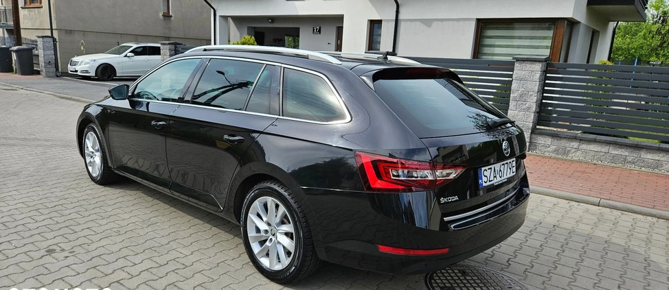 Skoda Superb cena 74904 przebieg: 211353, rok produkcji 2017 z Zawiercie małe 379